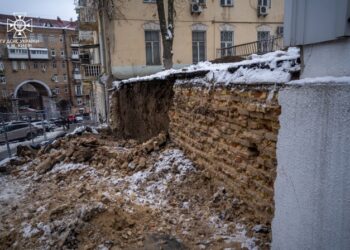 На Печерську під час ремонту обвалилась опорна стіна, є загиблий та травмовані