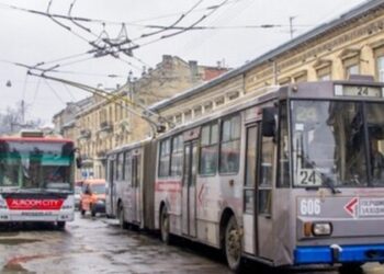 На Сихові пенсіонерка зламала щелепу через падіння у тролейбусі. Але поліція звинуватила її в порушенні ПДР