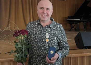 Письменник з Кам’янського отримав незвичну нагороду |  Дніпро