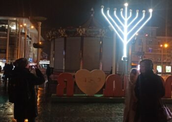Праздник Хануки: в центре Днепра зажгли первую свечу на ханукии – Дніпро