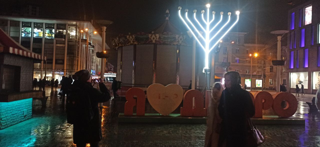 Новости Днепра про Праздник Хануки: в центре Днепра зажгли первую свечу на ханукии