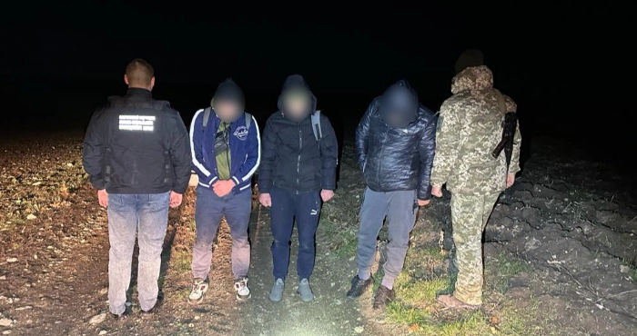 Затримані утікачі з Херсонщини. Фото: Південне регіональне управління Держприкордонслужби України/Facebook.