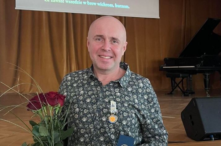 Новости Днепра про Пришлось пить лимонный сок: знаменитый писатель из Днепропетровщины получил необычную награду