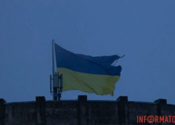 Штормовой ветер разорвал самый большой флаг Украины в Днепре – Дніпро