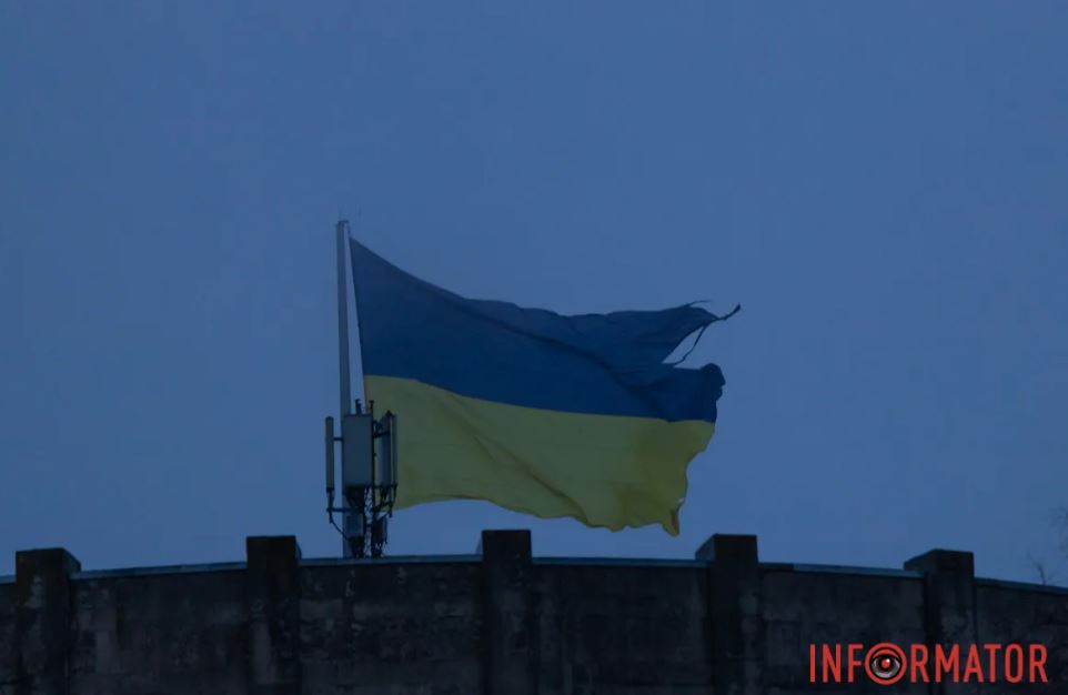 Новости Днепра про Штормовой ветер разорвал самый большой флаг Украины в Днепре