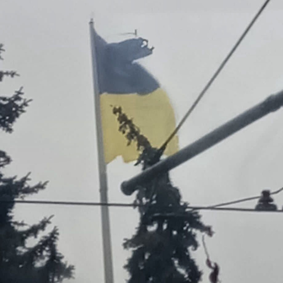 Новости Днепра про Штормовой ветер разорвал самый большой флаг Украины в Днепре