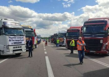Ситуація на кордоні з Польщею: скільки вантажівок стоїть у черзі | АВТО НОВИНИ |