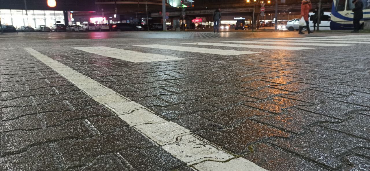 Новости Днепра про Сплошной каток: на некоторых дорогах Днепра - гололед. Город понемногу