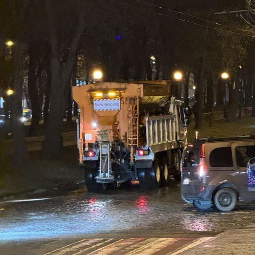 Новости Днепра про Сплошной каток: на некоторых дорогах Днепра - гололед. Город понемногу