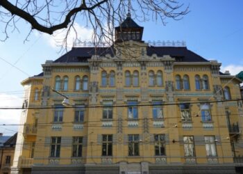 У центрі Львова відреставрують поліклініку, щоб зберегти живописні розписи