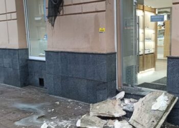 У центрі Львова впала частина балкона історичного будинку — у міській раді прокоментували