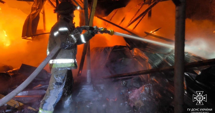 Робота херсонських вогнеборців. Фото: ГУ ДСНС у Херсонській області/Facebook.