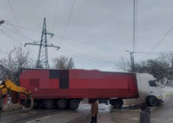 У Львові вантажівка перекрила дорогу. Вулиця непроїзна: оновлено