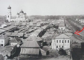 У Мережі показали старовинний портал для річки посеред центрального проспекту у Дніпрі |  Дніпро