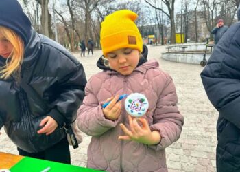 У парках Дніпра дітлахи прикрасили ялинки патріотичними іграшками ручної роботи (ФОТО) |  Дніпро