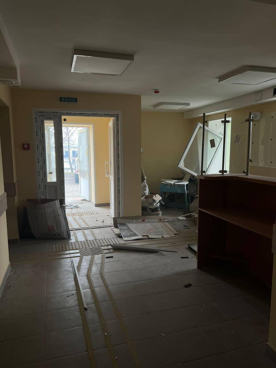 Новости Днепра про В Днепре из-за ракетного удара повреждены 2 школы, библиотека и 2 амбулатории