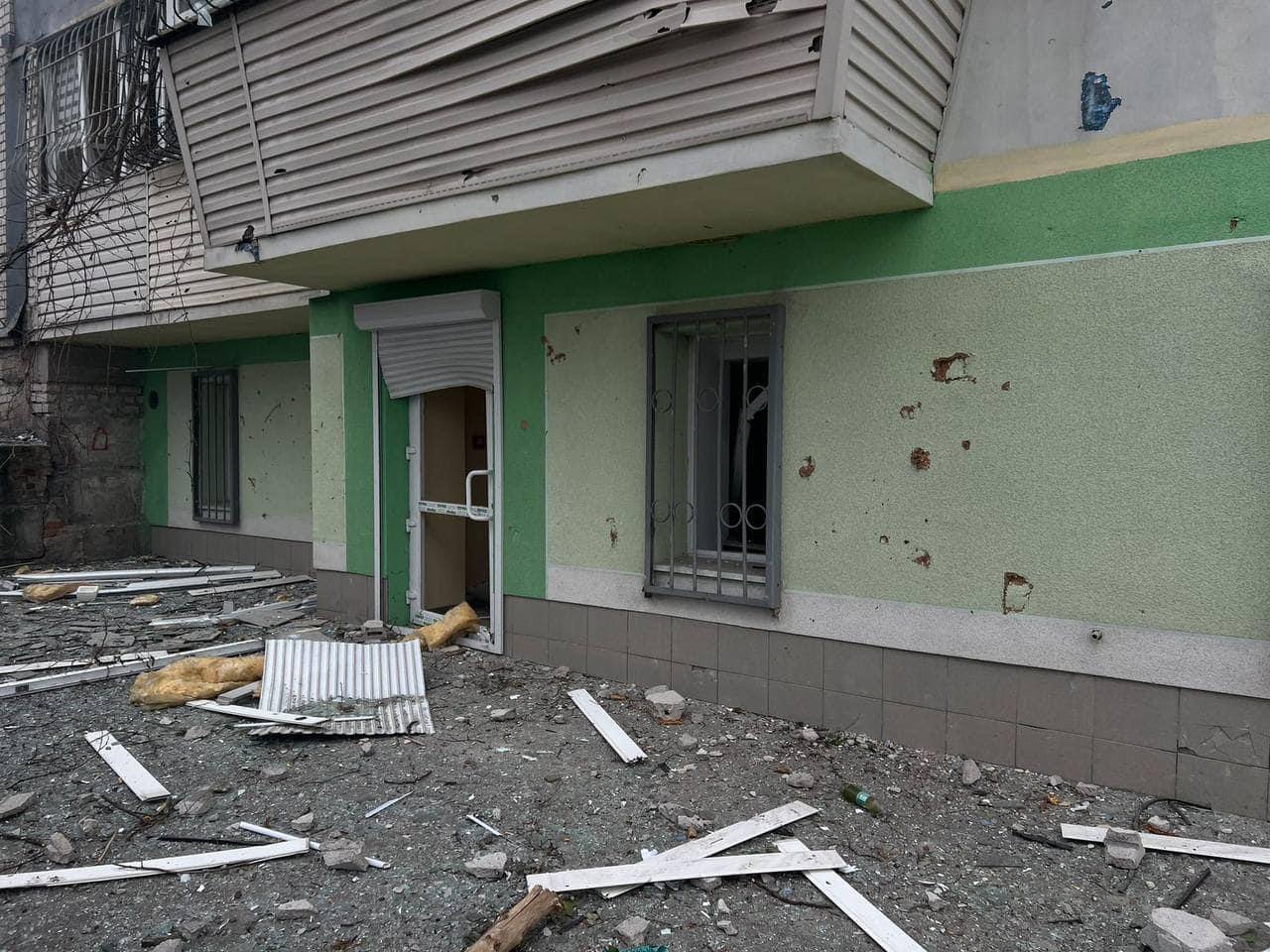 Новости Днепра про В Днепре из-за ракетного удара повреждены 2 школы, библиотека и 2 амбулатории