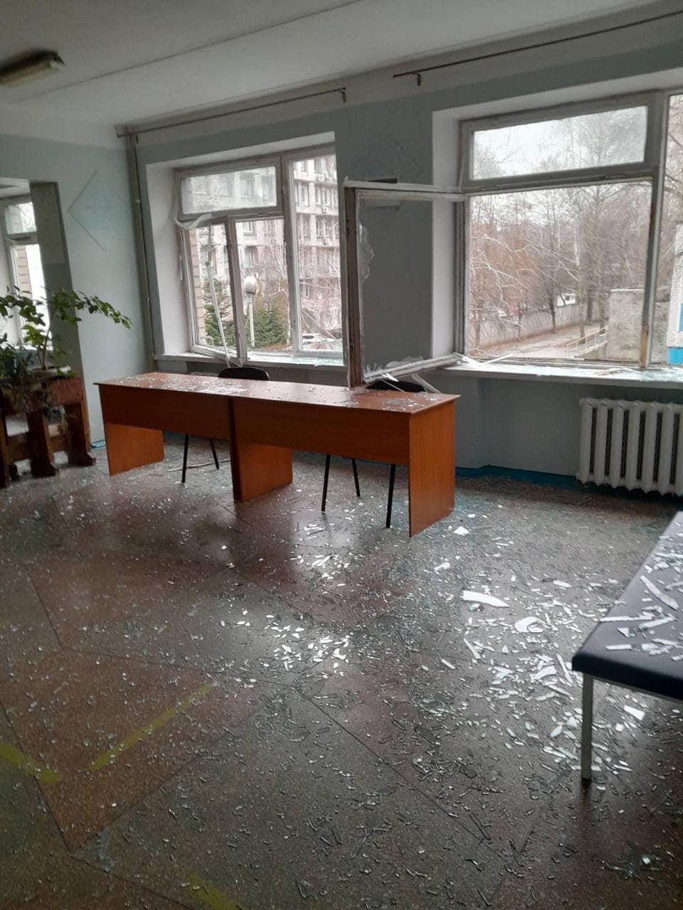 Новости Днепра про В Днепре из-за ракетного удара повреждены 2 школы, библиотека и 2 амбулатории