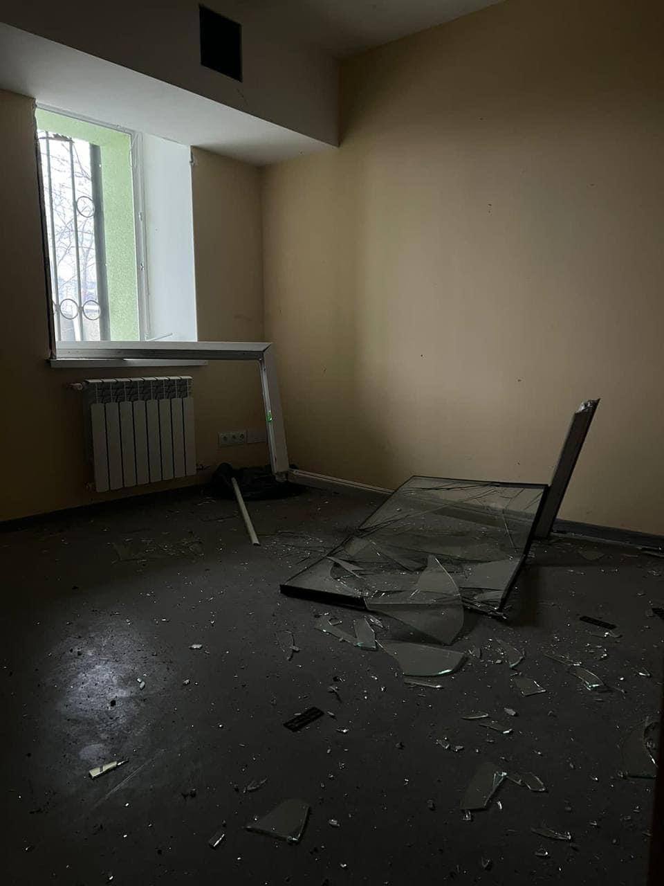 Новости Днепра про В Днепре из-за ракетного удара повреждены 2 школы, библиотека и 2 амбулатории