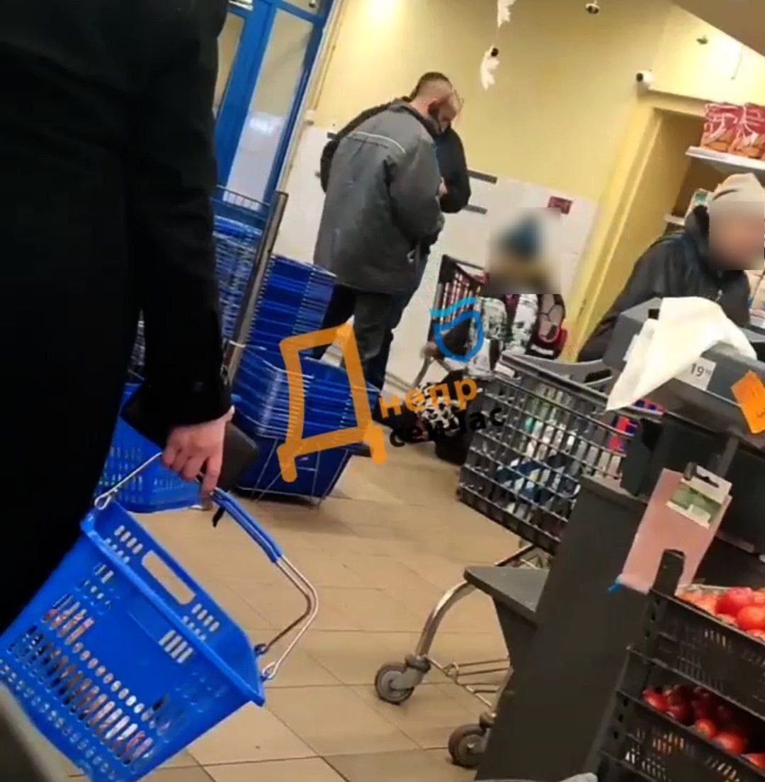 Новости Днепра про В Днепре школьник вместе с другом пытался пронести мимо кассы АТБ 17