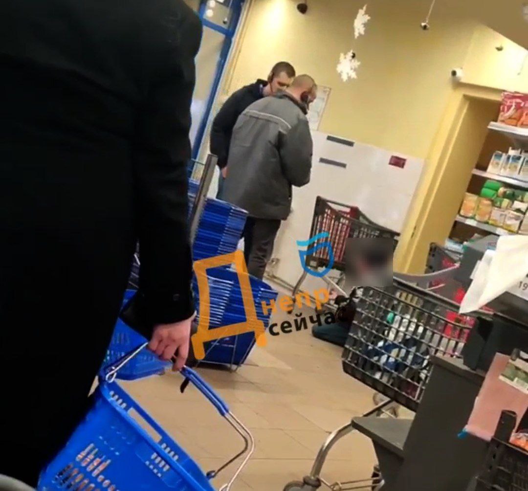 Новости Днепра про В Днепре школьник вместе с другом пытался пронести мимо кассы АТБ 17