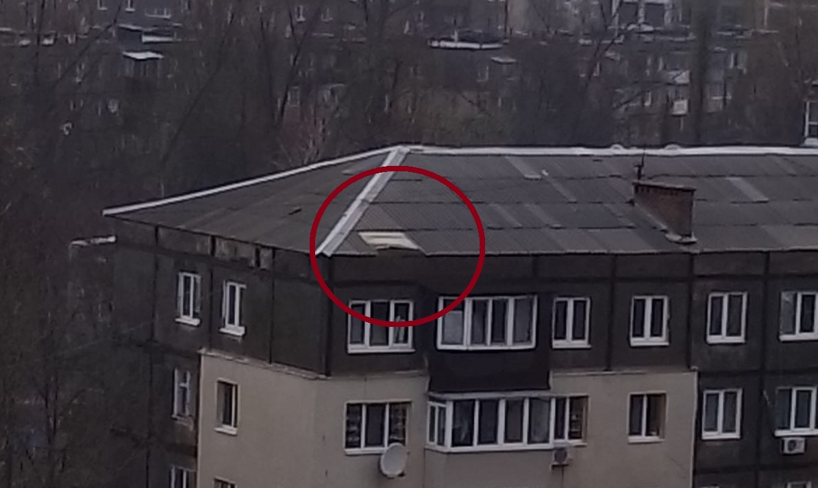 Новости Днепра про В Днепре ураганный ветер сорвал с крыши пятиэтажки шифер (ФОТО)