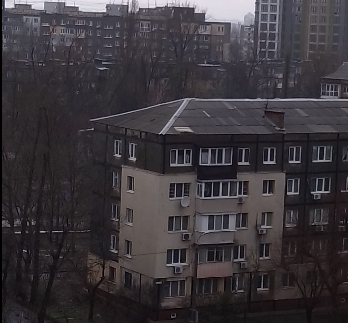 Новости Днепра про В Днепре ураганный ветер сорвал с крыши пятиэтажки шифер (ФОТО)