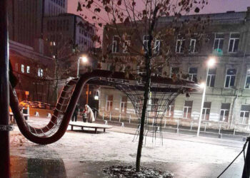 В Днепре вандалы добрались до недавно открытой Успенской площади – Дніпро