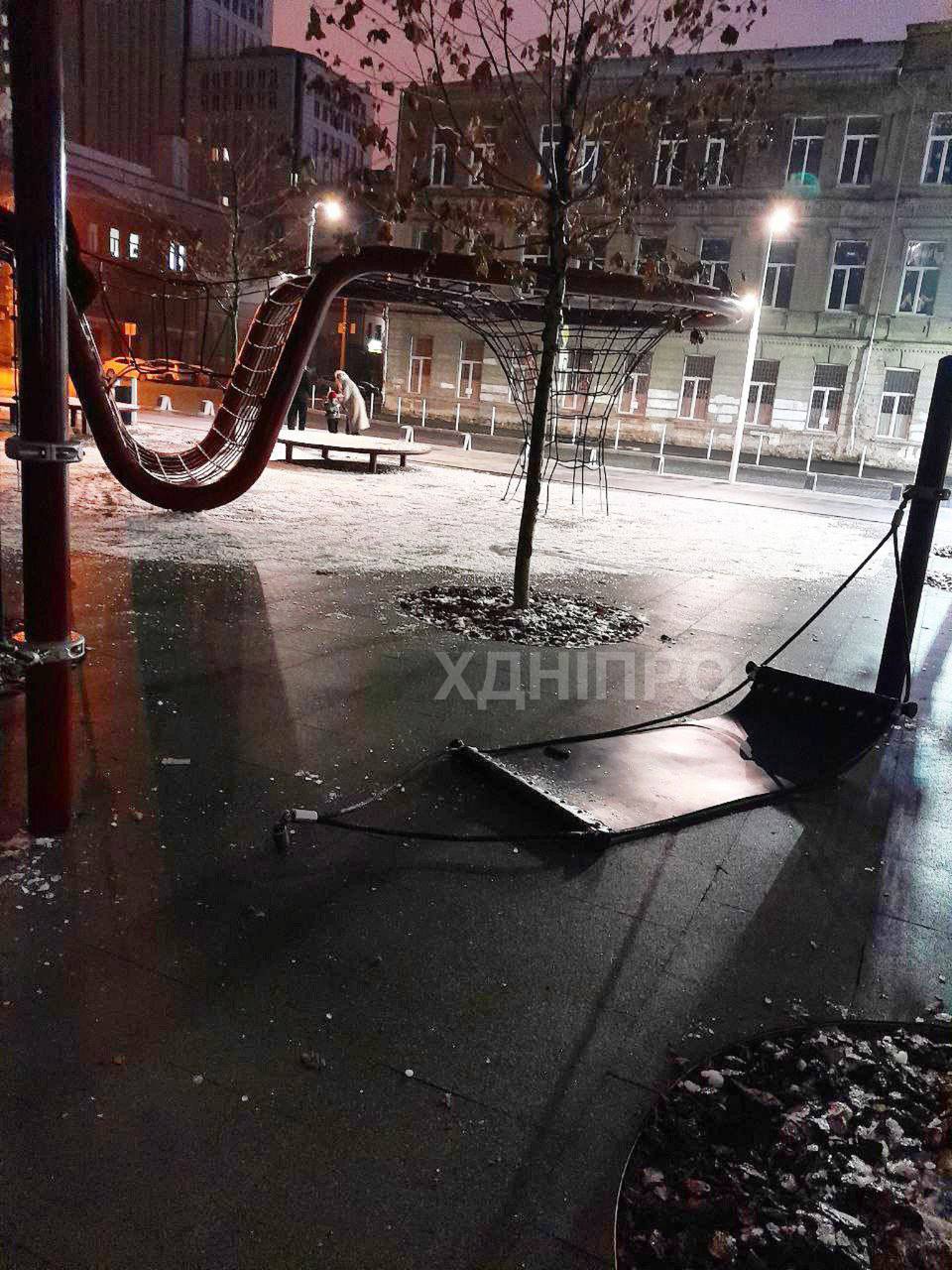 Новости Днепра про В Днепре вандалы добрались до недавно открытой Успенской площади