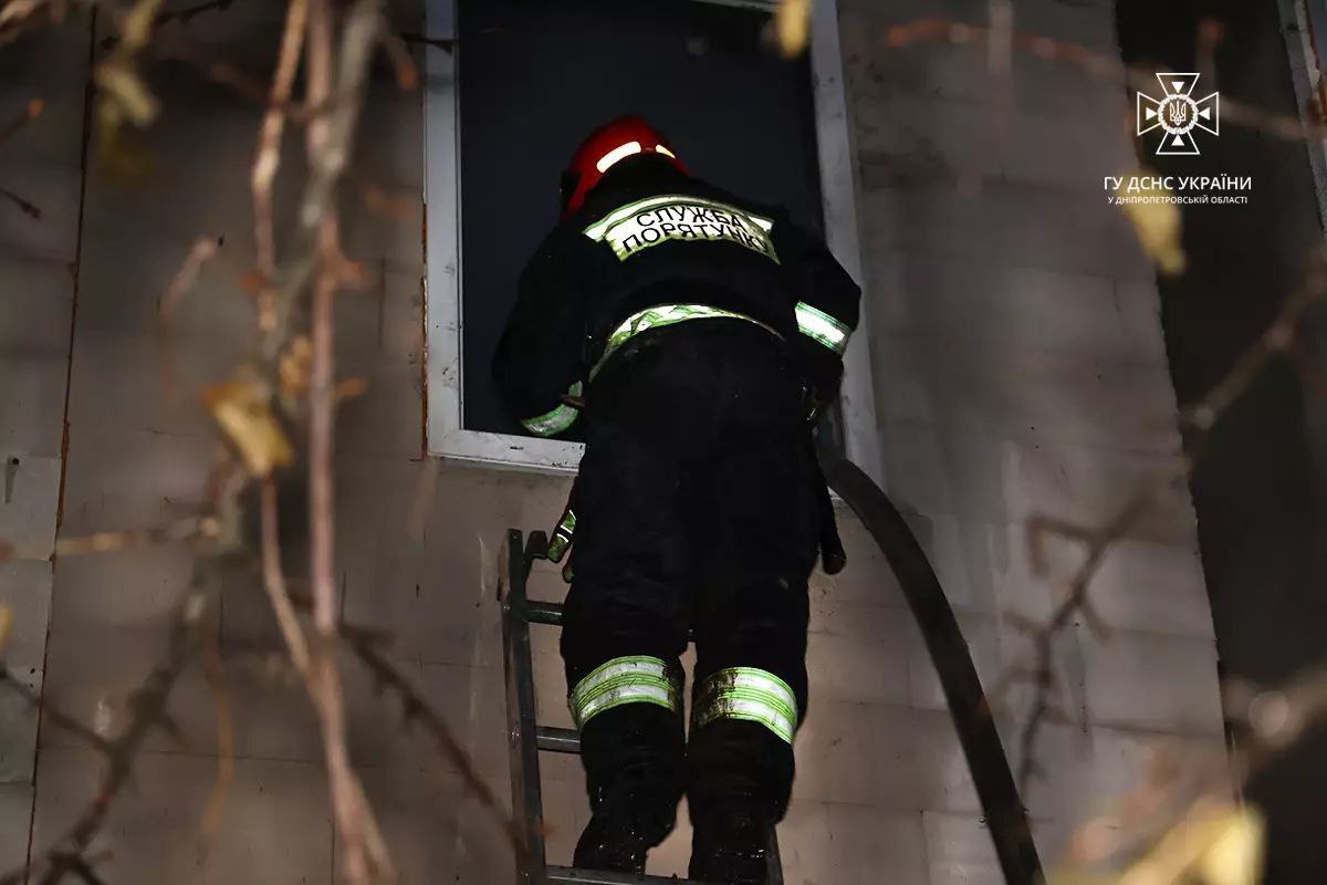 Новости Днепра про Возгорание на площади 300 кв. м: в ГСЧС рассказали, что сегодня масштабно горело в Днепре