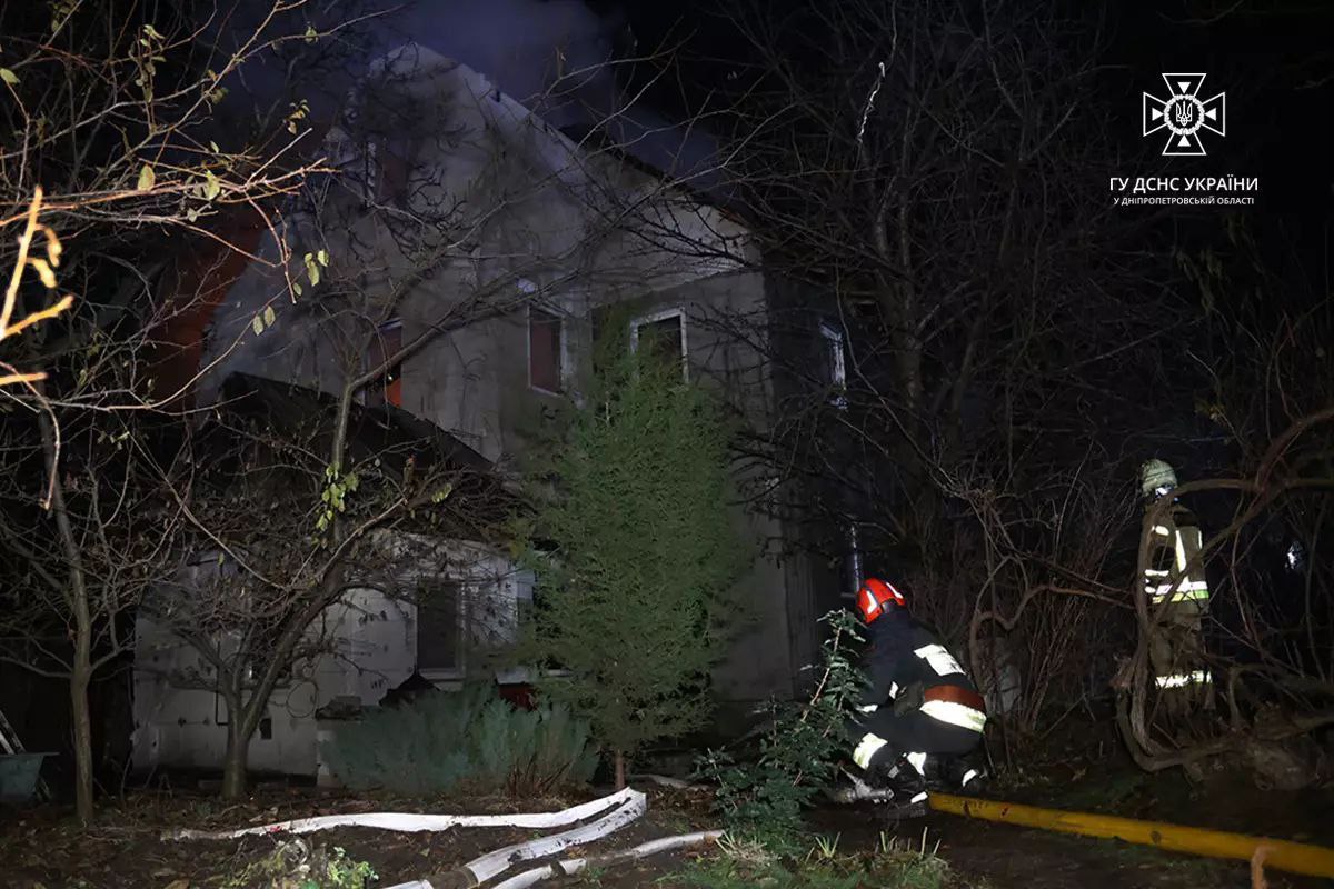 Новости Днепра про Возгорание на площади 300 кв. м: в ГСЧС рассказали, что сегодня масштабно горело в Днепре