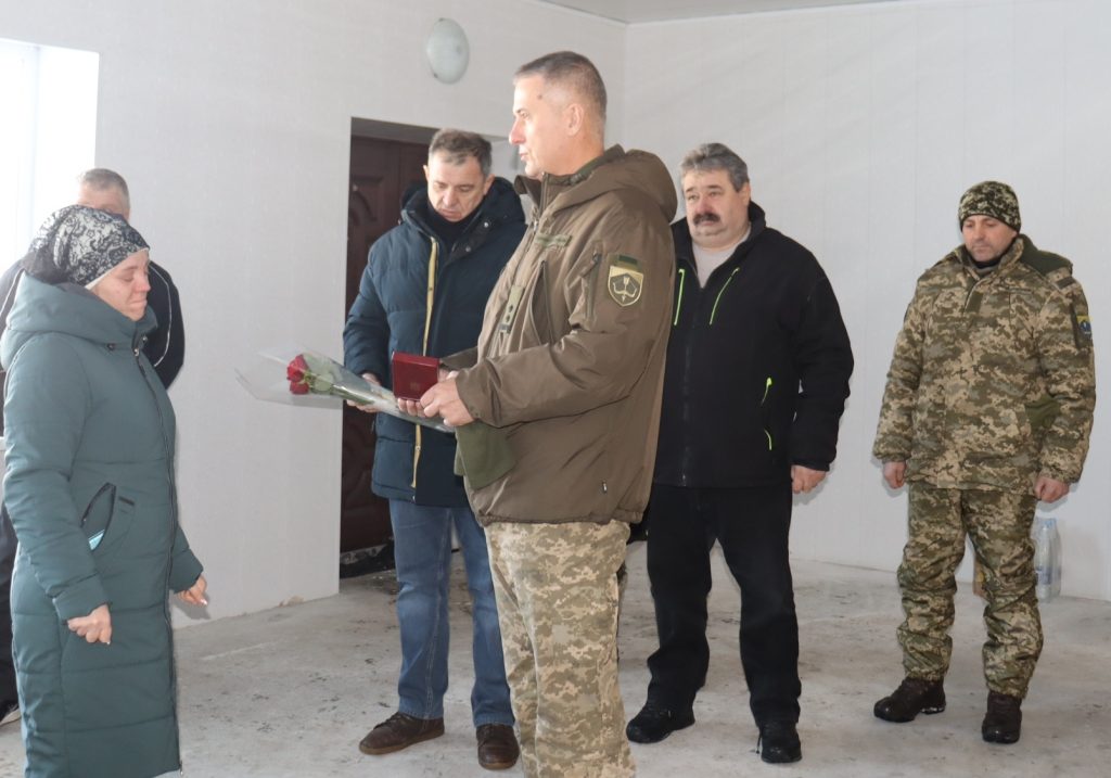 Передача нагороди дружині військового