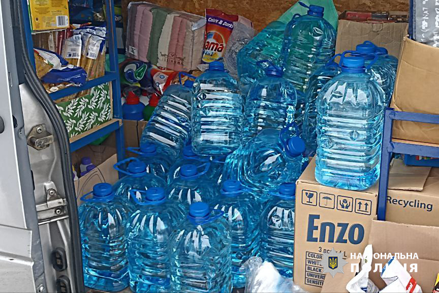 пляшки із рідиною