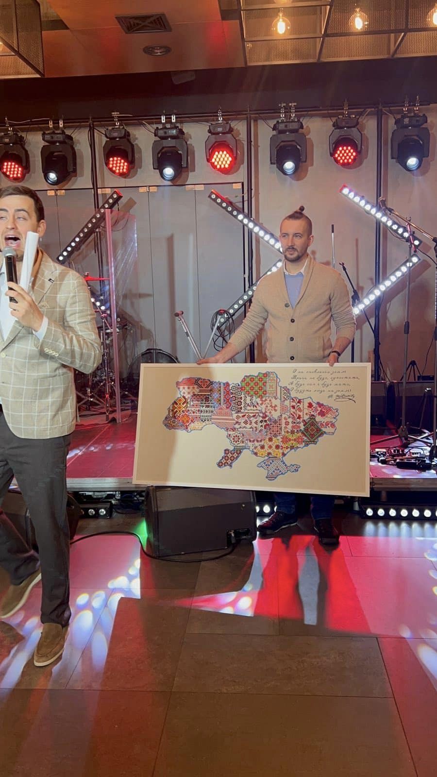 Новости Днепра про 7 месяцев работы, 60 тысяч швов и 300 тыс грн: жительница Днепра вышила уникальную карту Украины