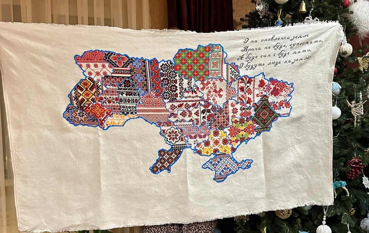 Новости Днепра про 7 месяцев работы, 60 тысяч швов и 300 тыс грн: жительница Днепра вышила уникальную карту Украины