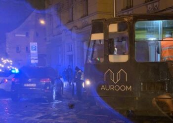 Через погано припарковані автомобілі на вулиці у Львові зупинились чотири трамваї