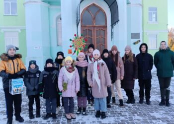 Діти зі школи на Кременеччині наколядували 22 тис для ЗСУ