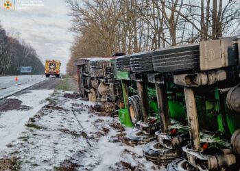 ДТП 31 грудня – на Тернопільщині перекинувся бензовоз