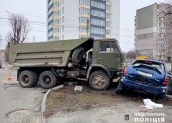 ДТП у Черкасах: «КамАЗ» не розминувся з легковиком  — Новости Черкасс