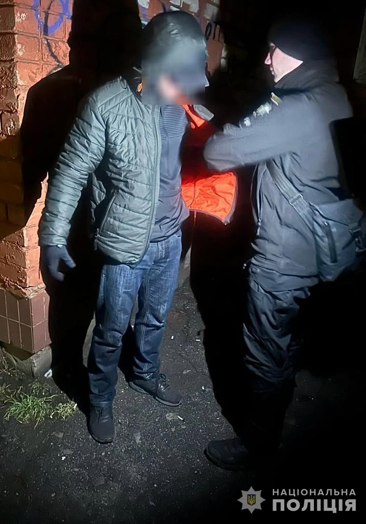 Новости Днепра про Двое жителей Днепра обворовывали автомобили на парковке ТРЦ: детали схемы