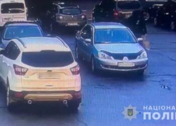 Двое жителей Днепра обворовывали автомобили на парковке ТРЦ: детали схемы – Дніпро