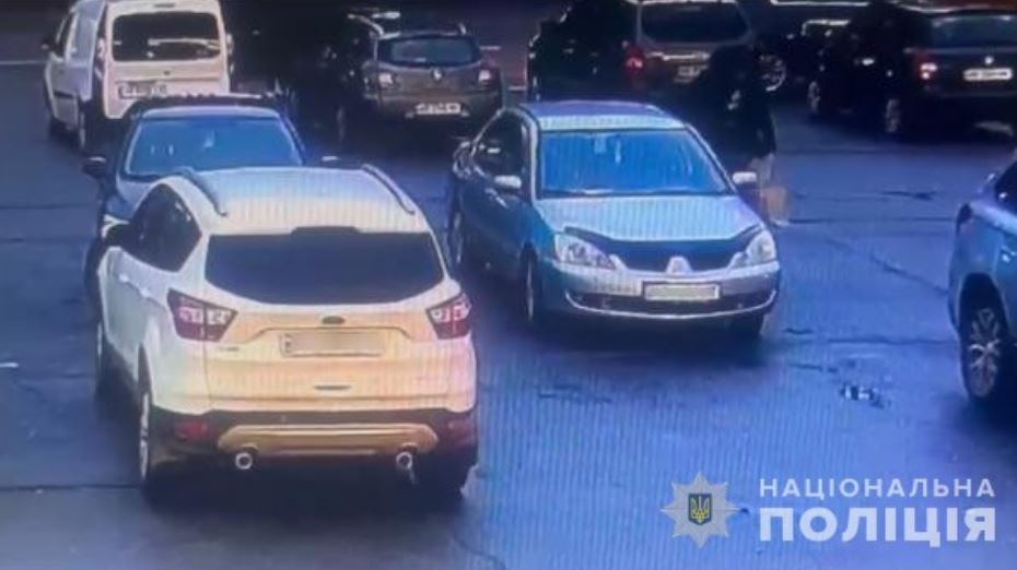 Новости Днепра про Двое жителей Днепра обворовывали автомобили на парковке ТРЦ: детали схемы