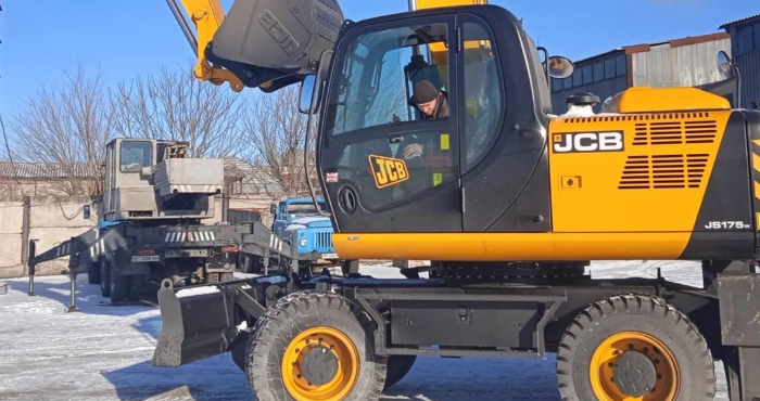 Ескаватор-навантажувач для Херсонської громади. Фото: Херсонська МВА/Telegram.