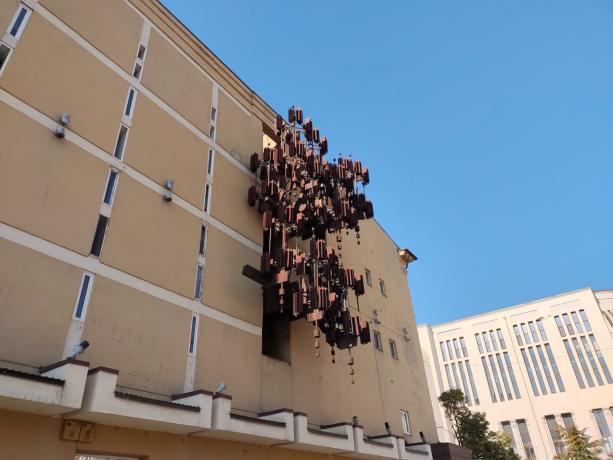 Новости Днепра про История необычного «дома с люстрой» в центре Днепра: планировался как отель, но стал коммуналкой (ФОТО)