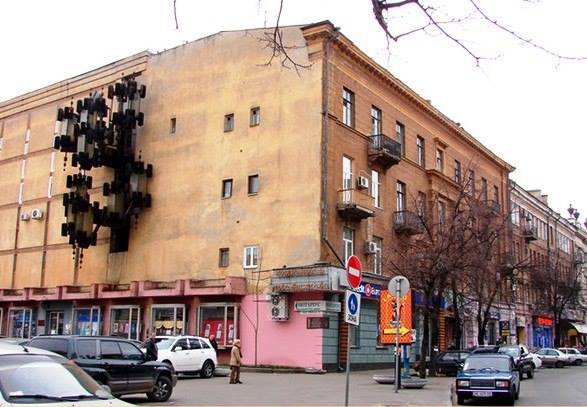 Новости Днепра про История необычного «дома с люстрой» в центре Днепра: планировался как отель, но стал коммуналкой (ФОТО)