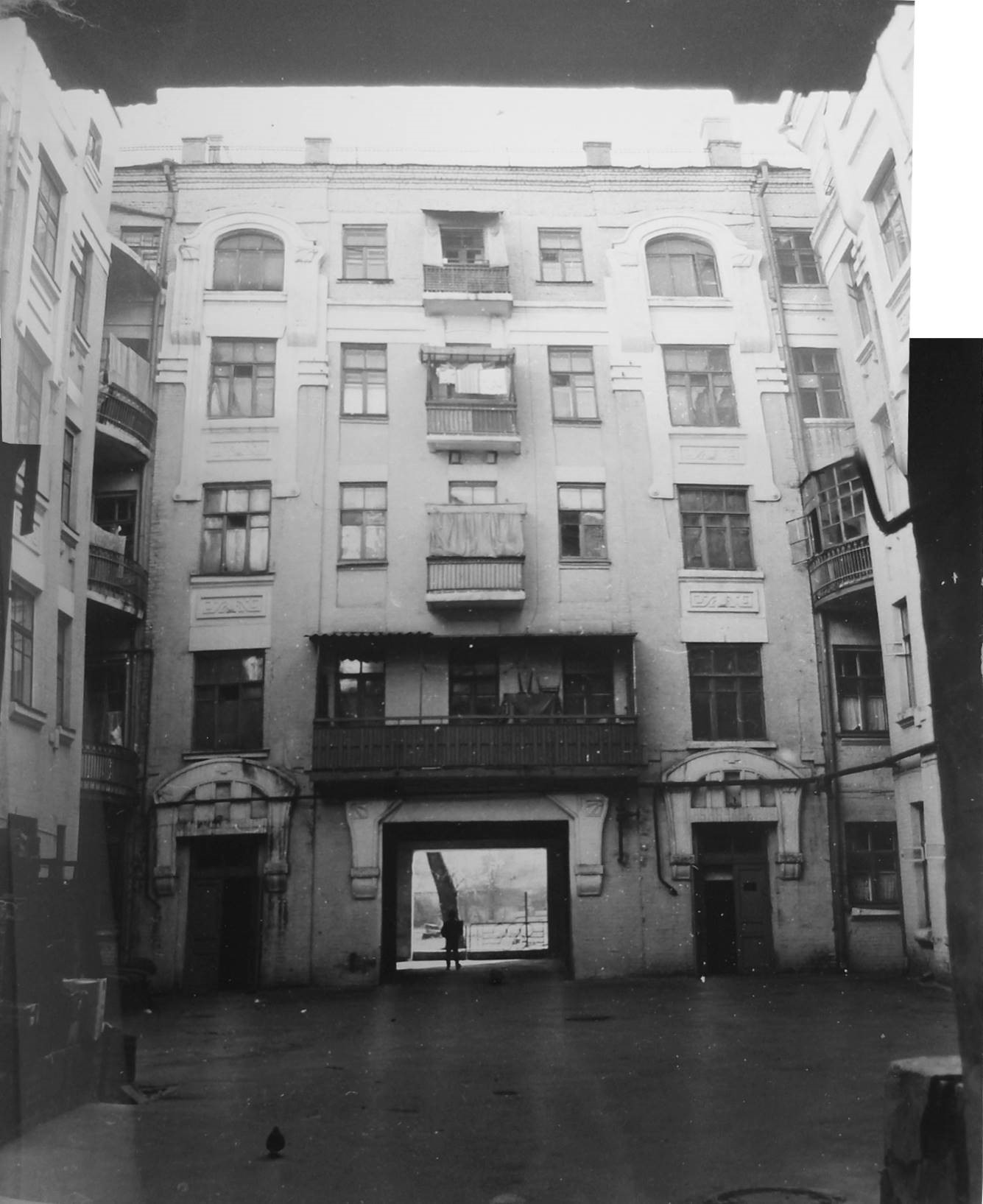 Новости Днепра про История необычного «дома с люстрой» в центре Днепра: планировался как отель, но стал коммуналкой (ФОТО)