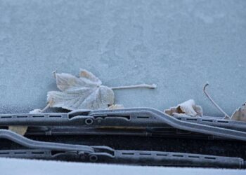 Як захистити лобове скло від льоду: корисні рекомендації | АВТО НОВИНИ |