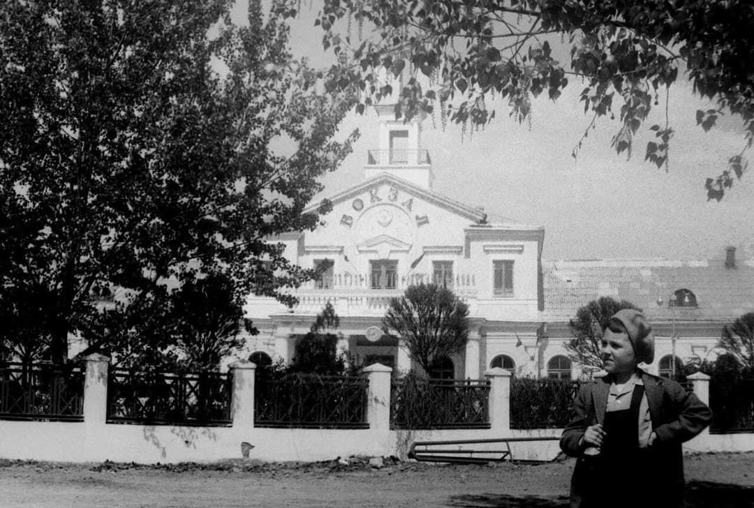 Новости Днепра про Как более 50 лет назад выглядела Лоцманская станция в Днепре: рынок у перрона и дом со шпилем (ФОТО)