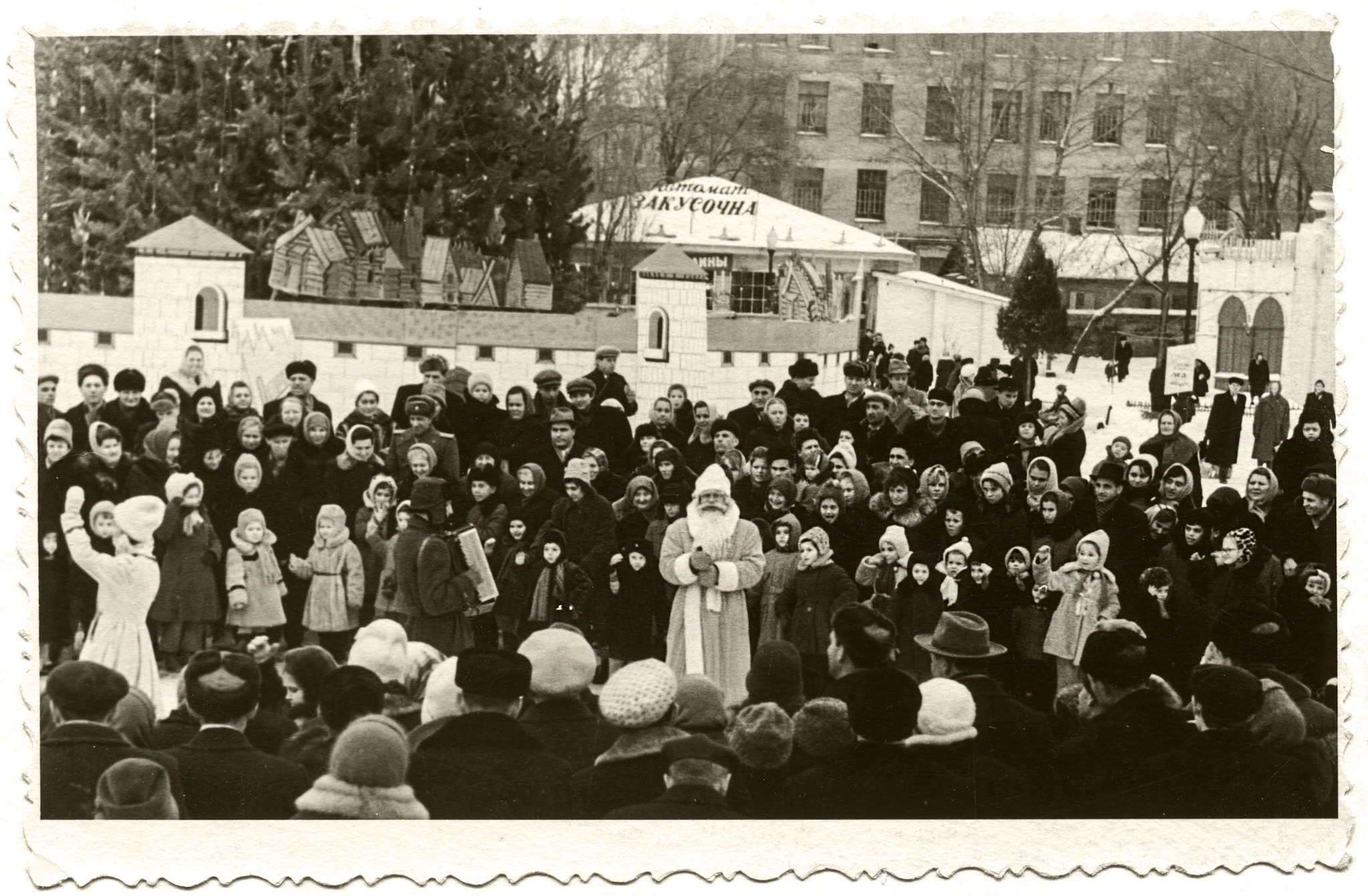 Новости Днепра про Как выглядели городские елки в Днепре более 50 лет назад: километры гирлянд и закусочная рядом (ФОТО)
