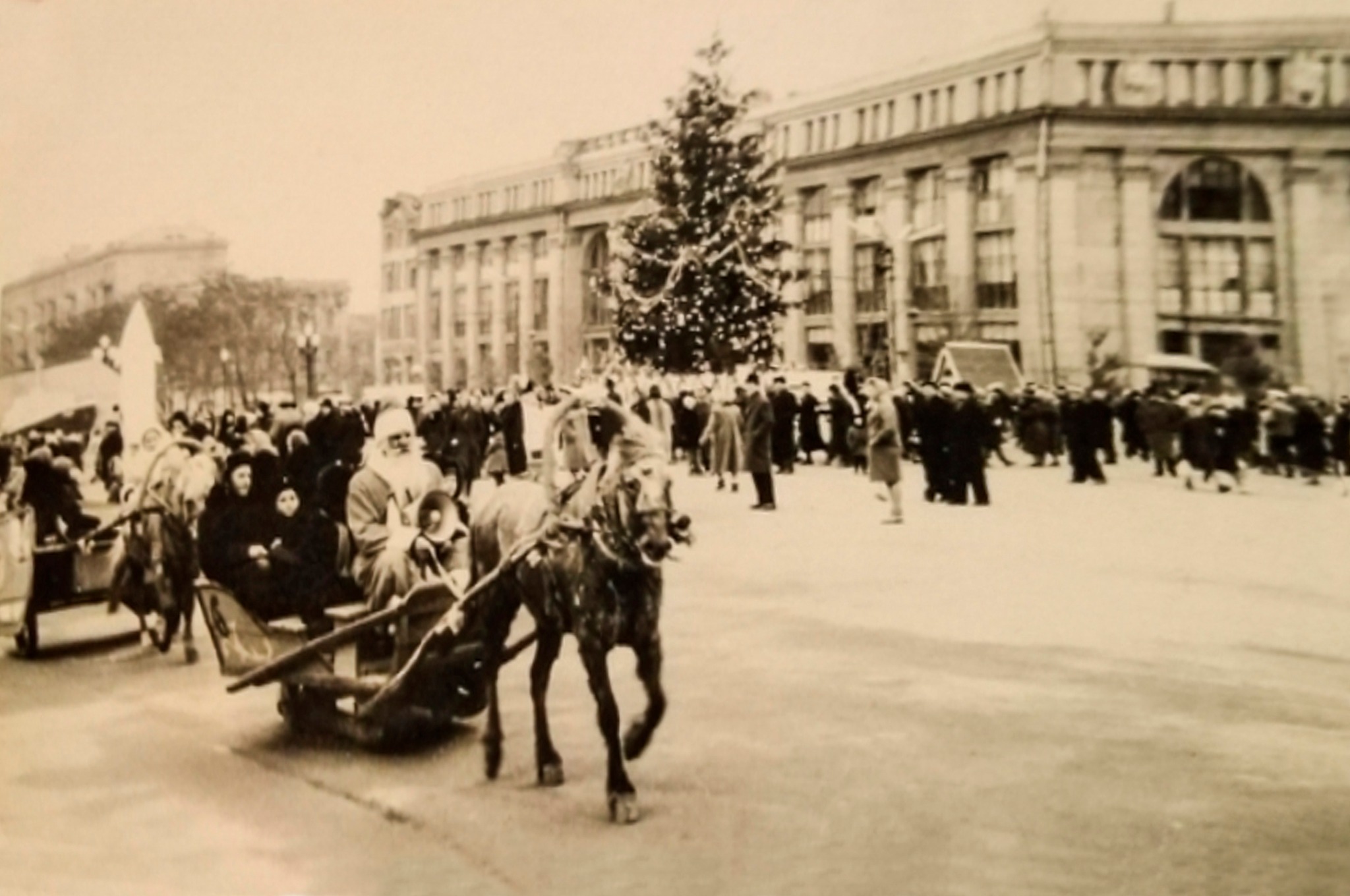 Новости Днепра про Как выглядели городские елки в Днепре более 50 лет назад: километры гирлянд и закусочная рядом (ФОТО)
